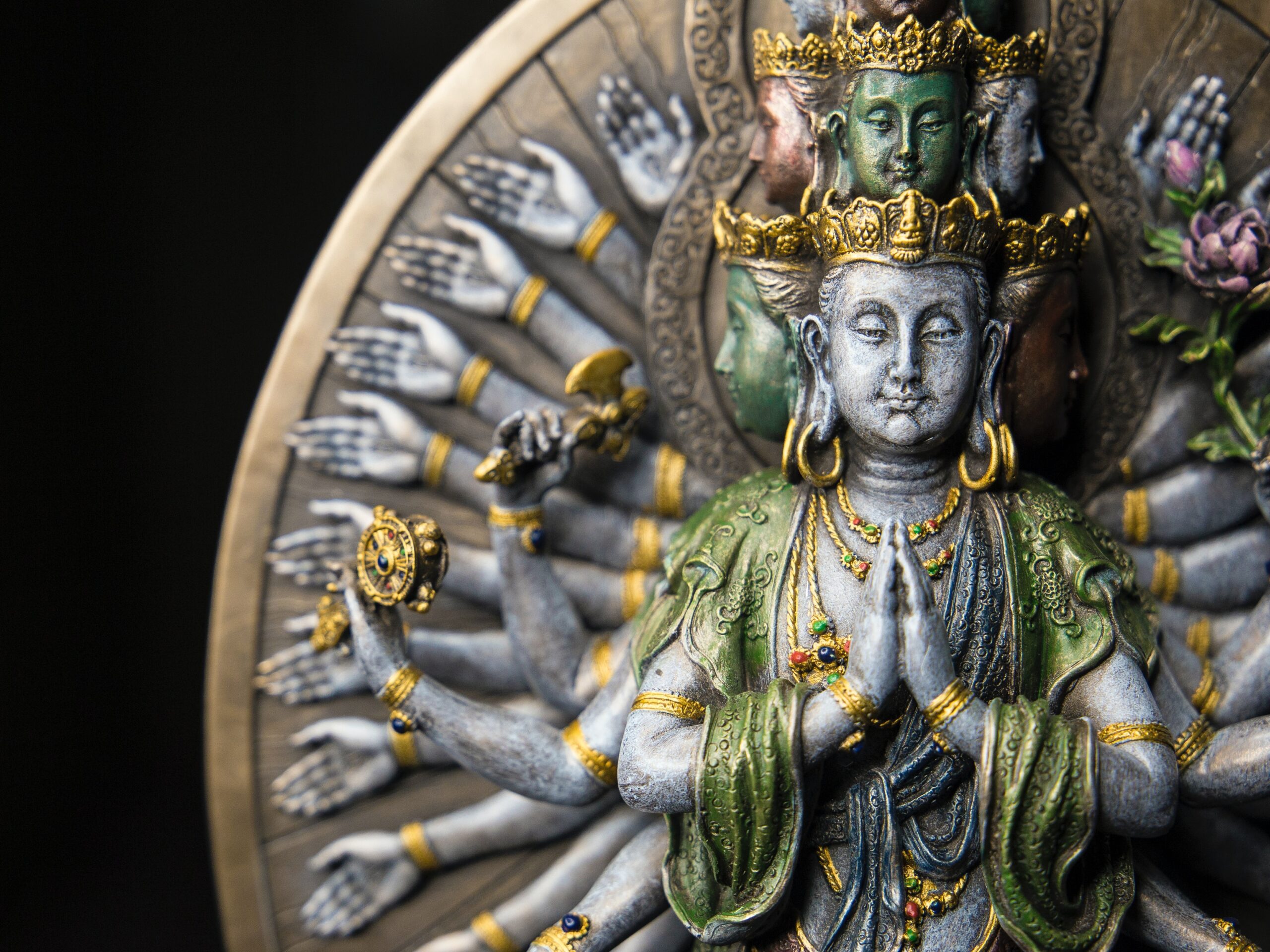 スピリチュアルと宗教の違いを象徴させる仏像