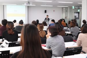 怪しいと言われているスピリチュアルセミナーの様子